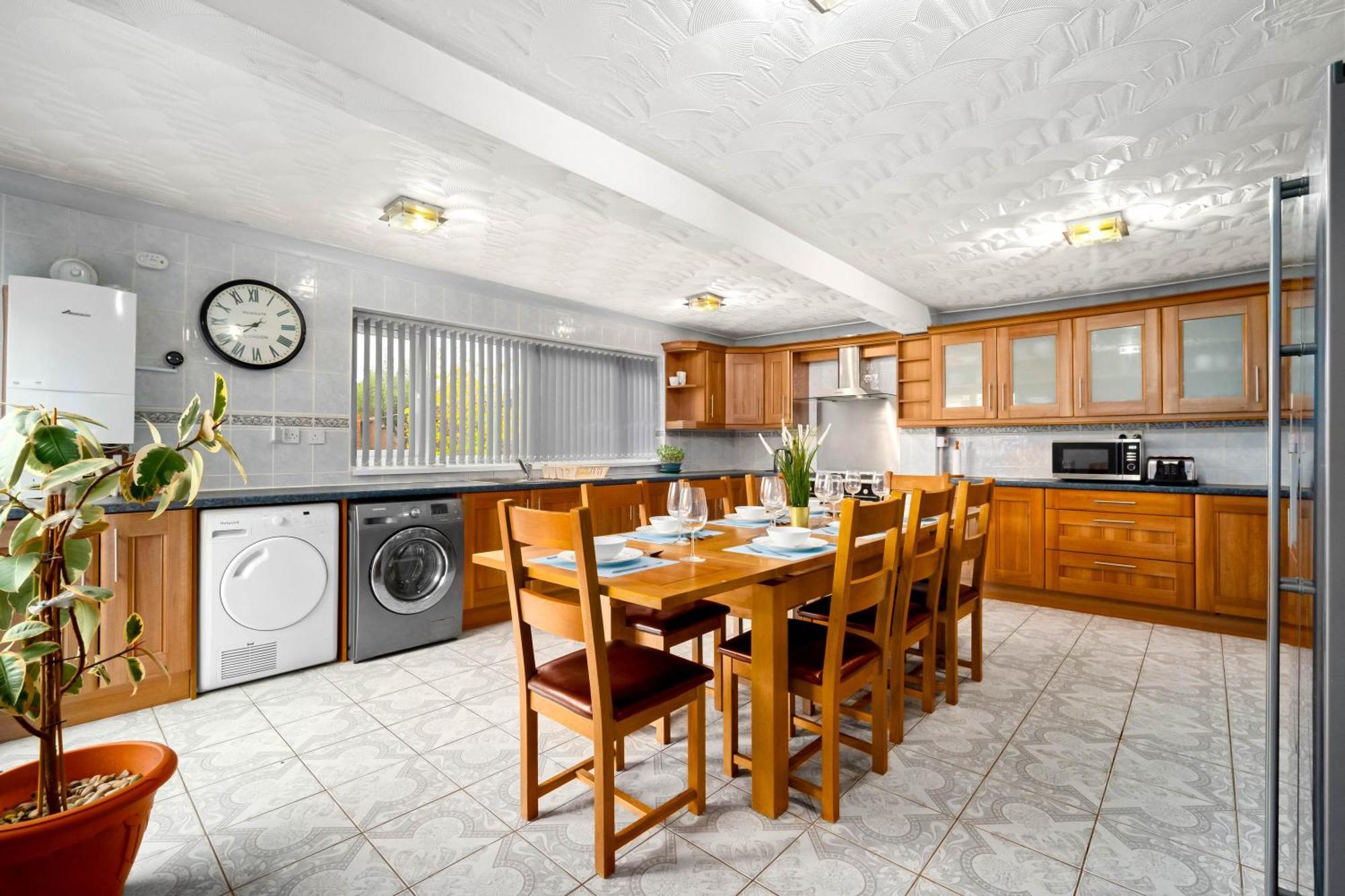 Modern 18 Guest Large In Solihull - Near Nec, Jlr, Hs2 And Bhx * Birmingham