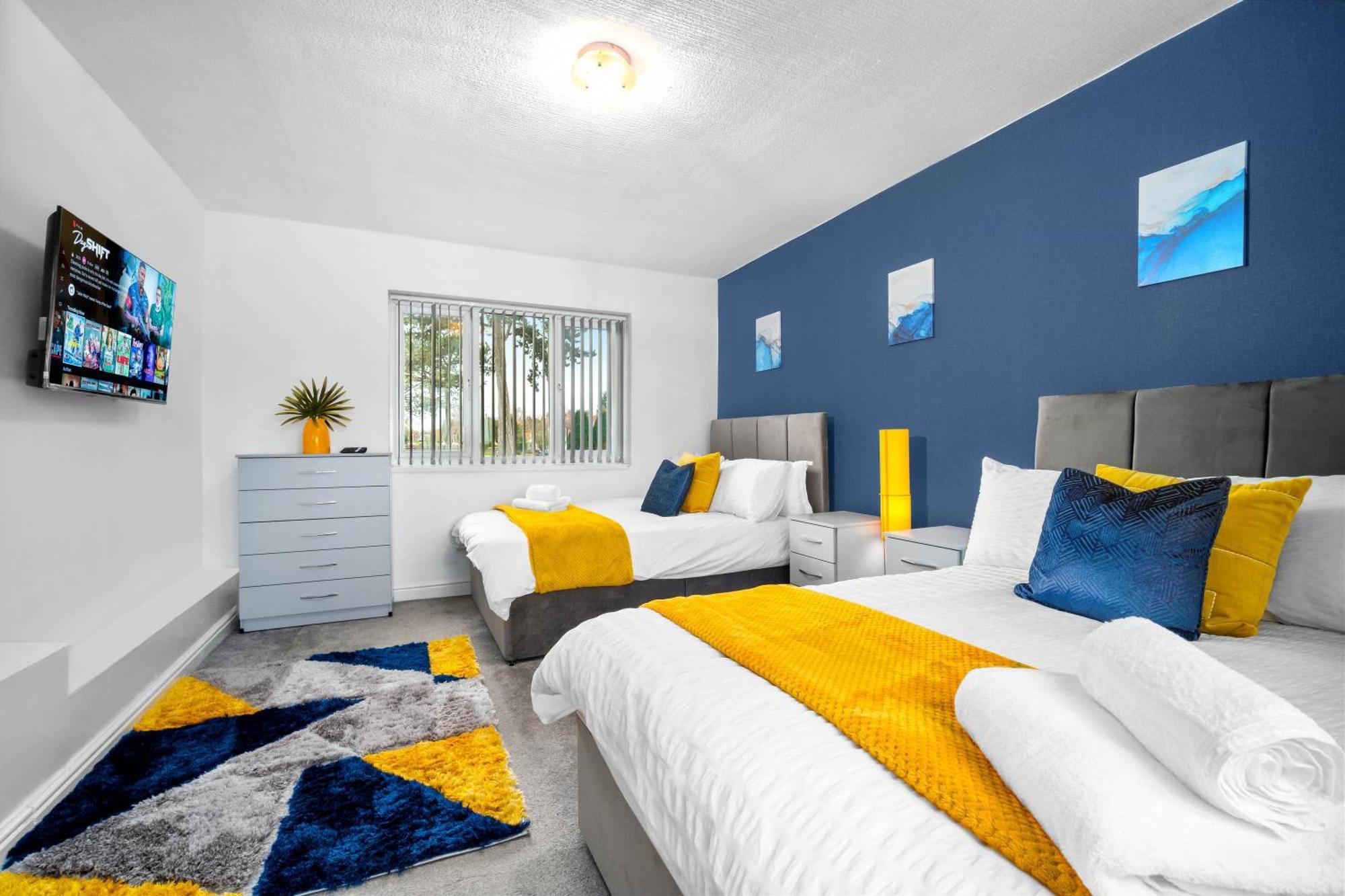 Modern 18 Guest Large In Solihull - Near Nec, Jlr, Hs2 And Bhx Holiday home *