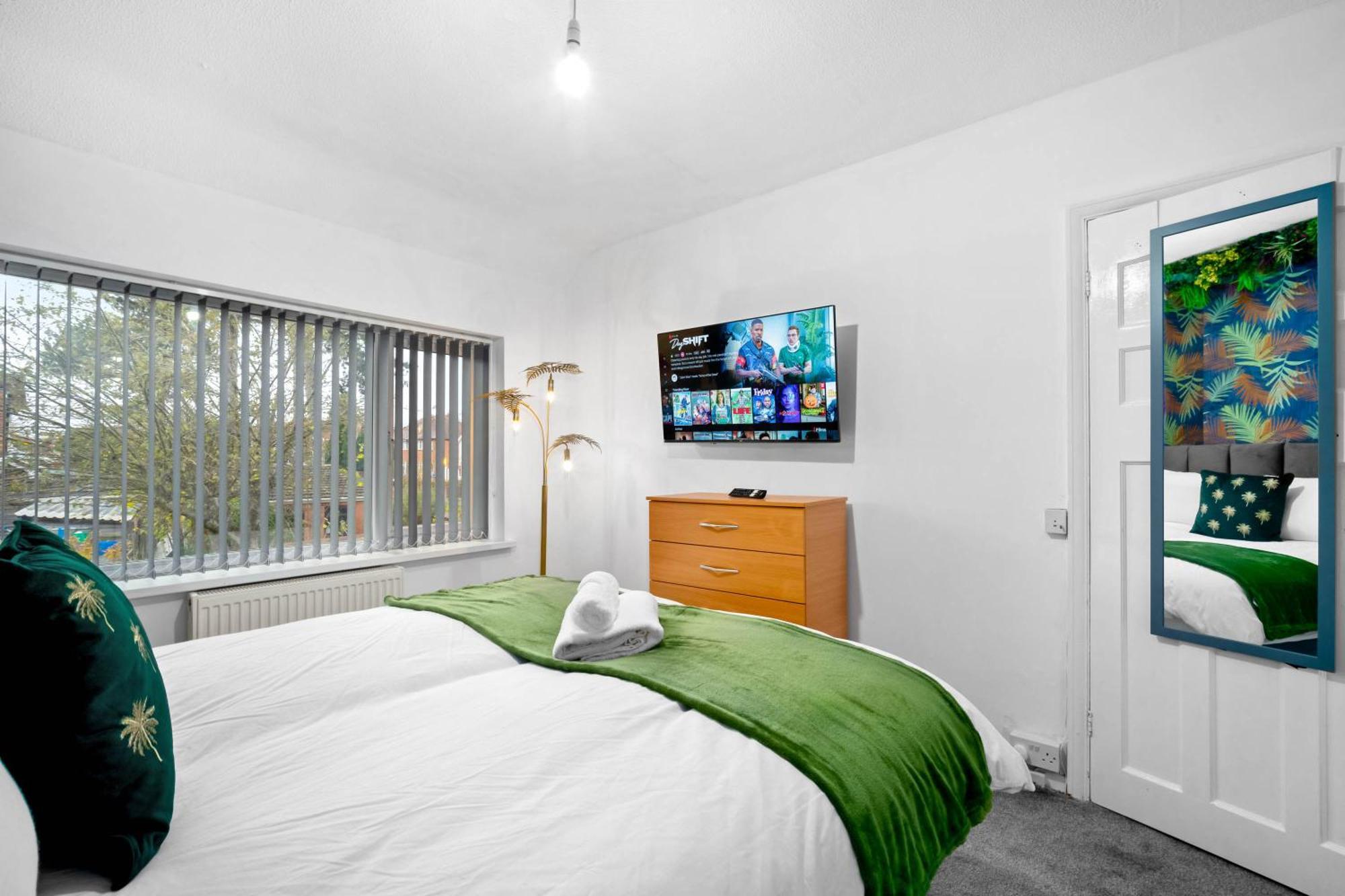 Holiday home Modern 18 Guest Large In Solihull - Near Nec, Jlr, Hs2 And Bhx Birmingham