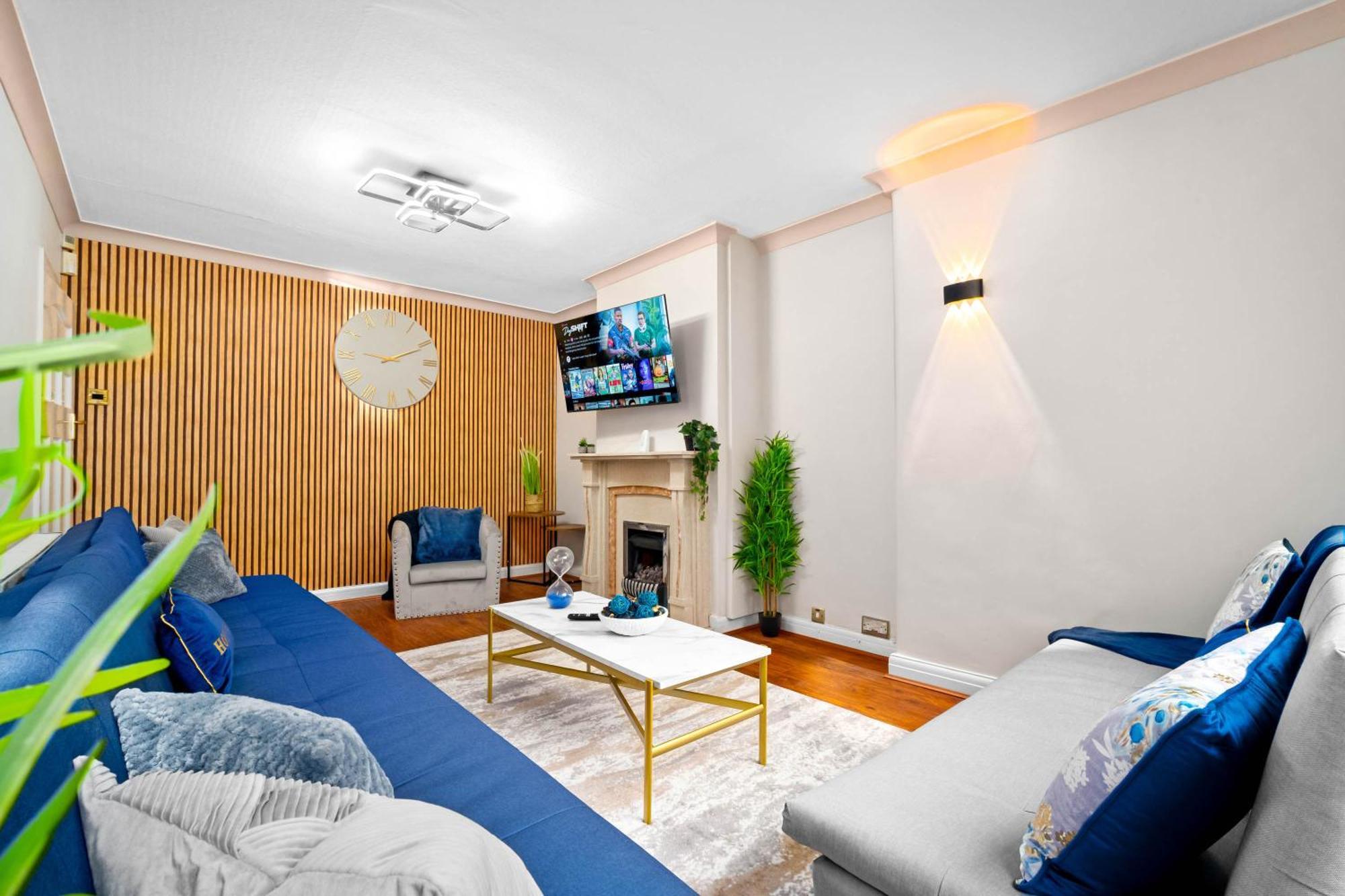 Modern 18 Guest Large In Solihull - Near Nec, Jlr, Hs2 And Bhx Holiday home *