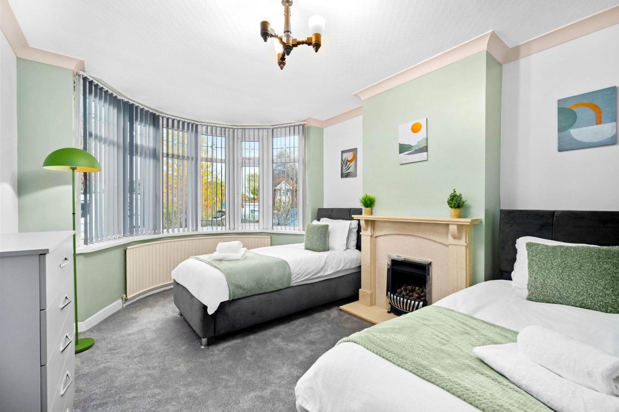 Modern 18 Guest Large In Solihull - Near Nec, Jlr, Hs2 And Bhx * Birmingham