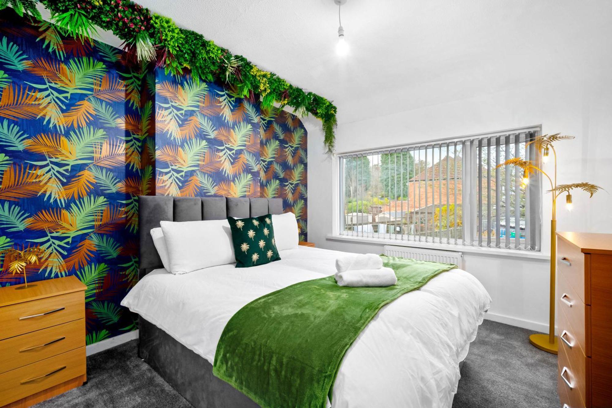 Modern 18 Guest Large In Solihull - Near Nec, Jlr, Hs2 And Bhx Holiday home Birmingham