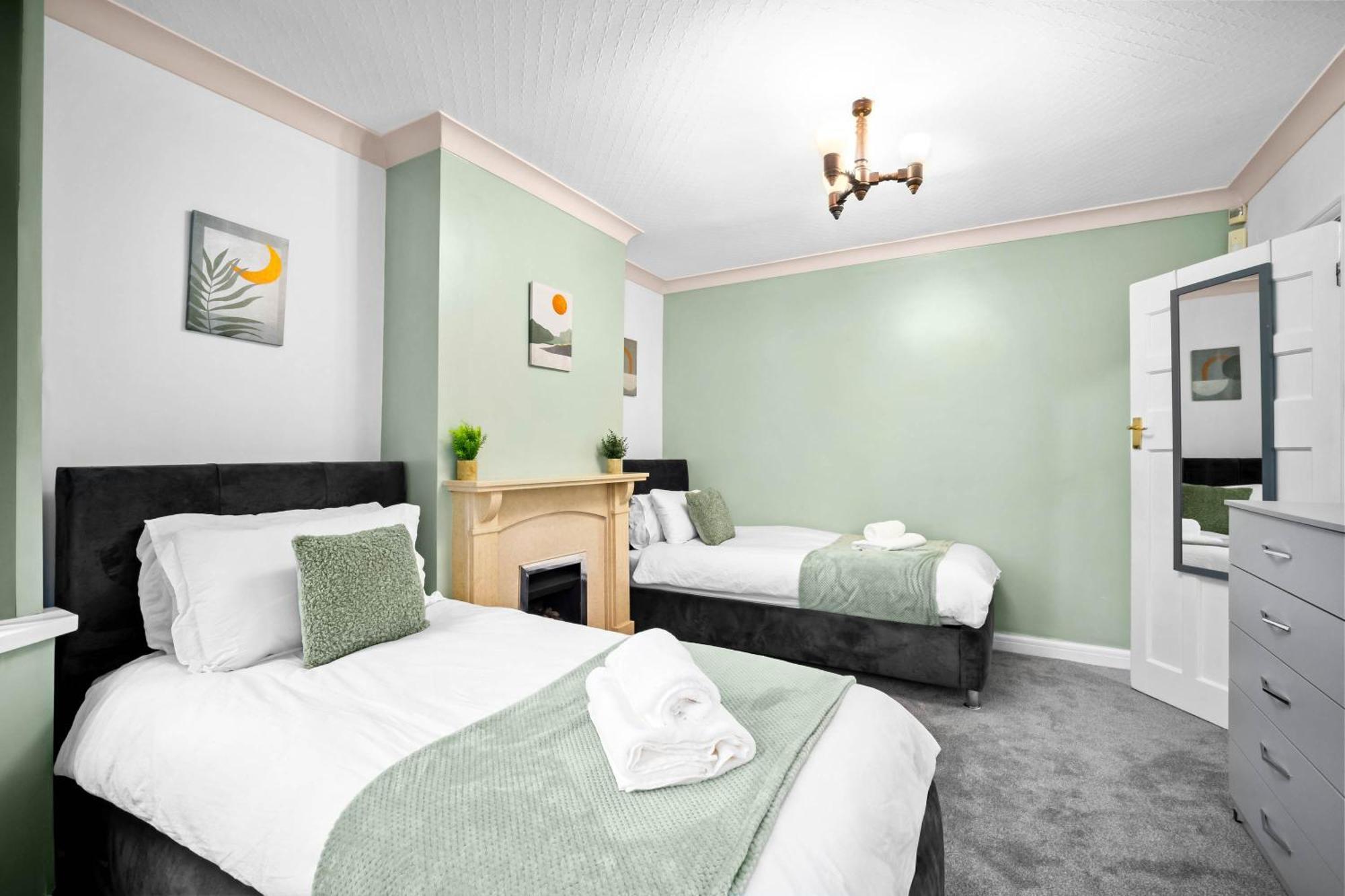 Holiday home Modern 18 Guest Large In Solihull - Near Nec, Jlr, Hs2 And Bhx *