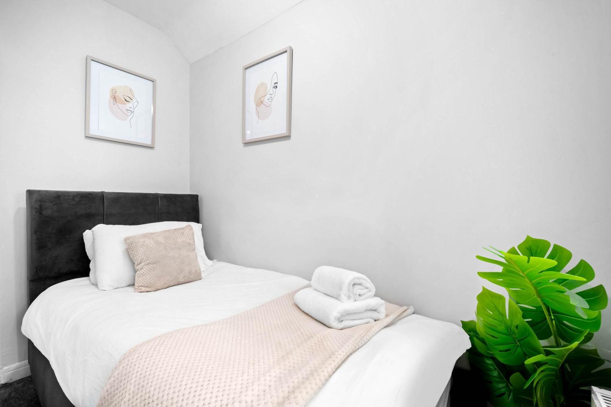 Modern 18 Guest Large In Solihull - Near Nec, Jlr, Hs2 And Bhx Birmingham